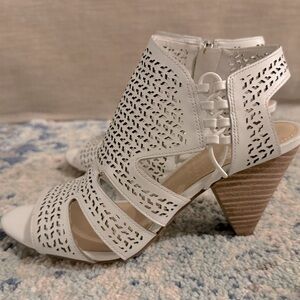 Vince Camuto Perforated White 3” Heel Size 7.5